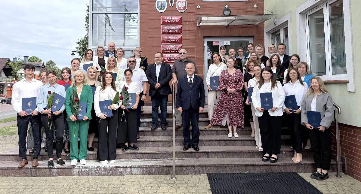 System oświaty, nauczycieli gminy Sierakowice awansem zawodowym Odebrali mianowania - zdjęcie, fotografia