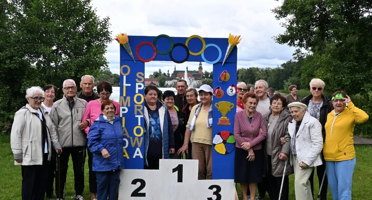 Seniorzy, Integracyjny piknik Wyspie Łabędziej Seniorzy mieszkańcy placówek spotkali Kartuzach - zdjęcie, fotografia