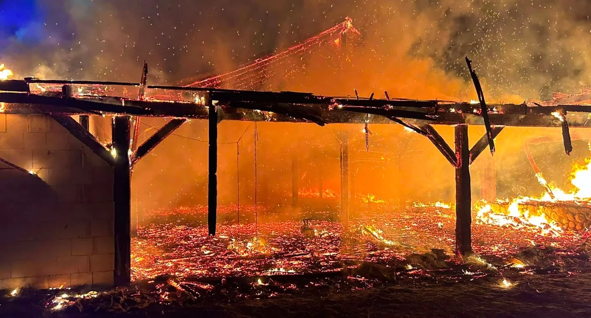 Pożary, Nocny pożar Amalce Ogień strawił część drewnianą wiatę - zdjęcie, fotografia