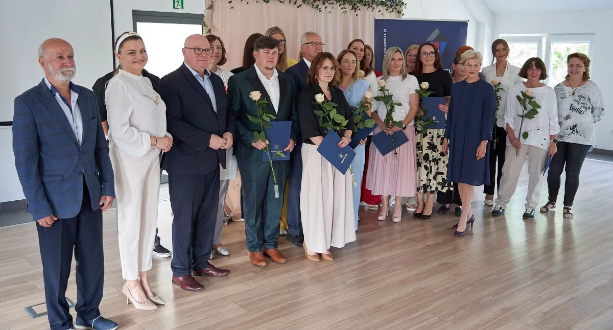 Szkoły średnie, nauczycieli szkół średnich awansem Kobysewie wręczono mianowania - zdjęcie, fotografia
