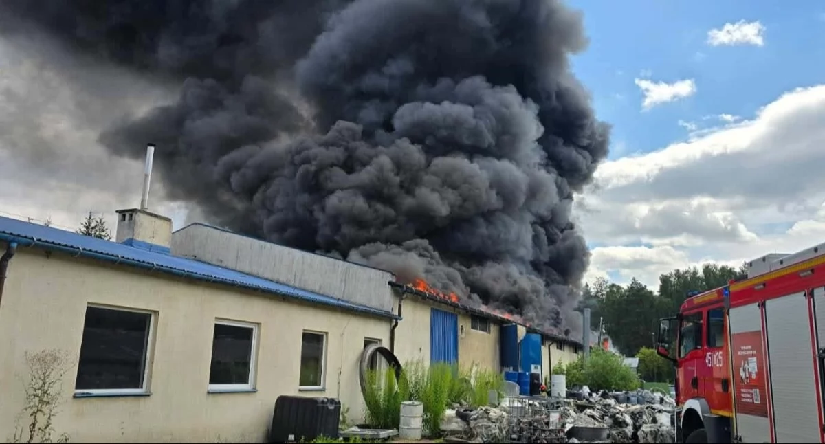 Pożary, Pożar produkcyjnej Skorzewie Alert mieszkańców powiatu kartuskiego - zdjęcie, fotografia