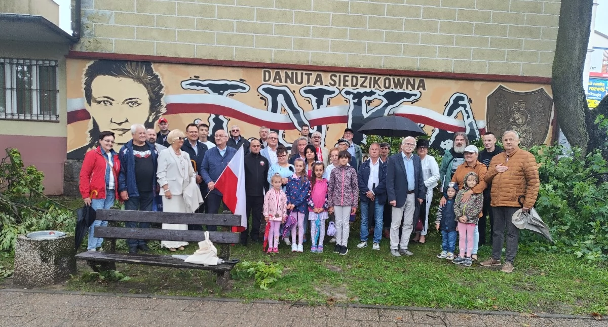 Uroczystości patriotyczne, godzinę oddali hołd bohaterom Obchody rocznicy Powstania Warszawskiego Kartuzach - zdjęcie, fotografia