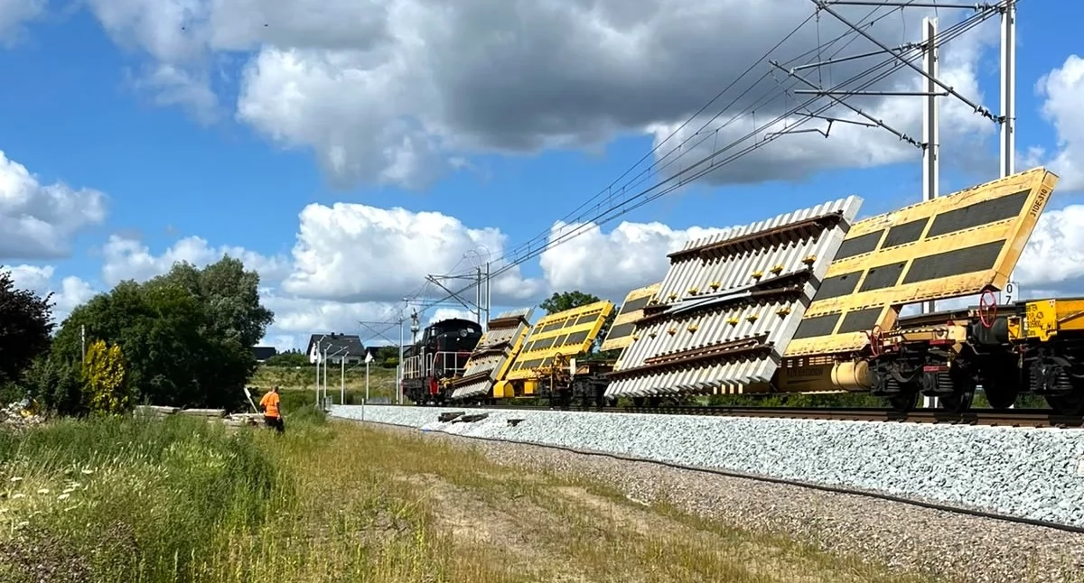 Transport, lokomotywy wagonów Gigantyczny skład wjechał Somonina - zdjęcie, fotografia