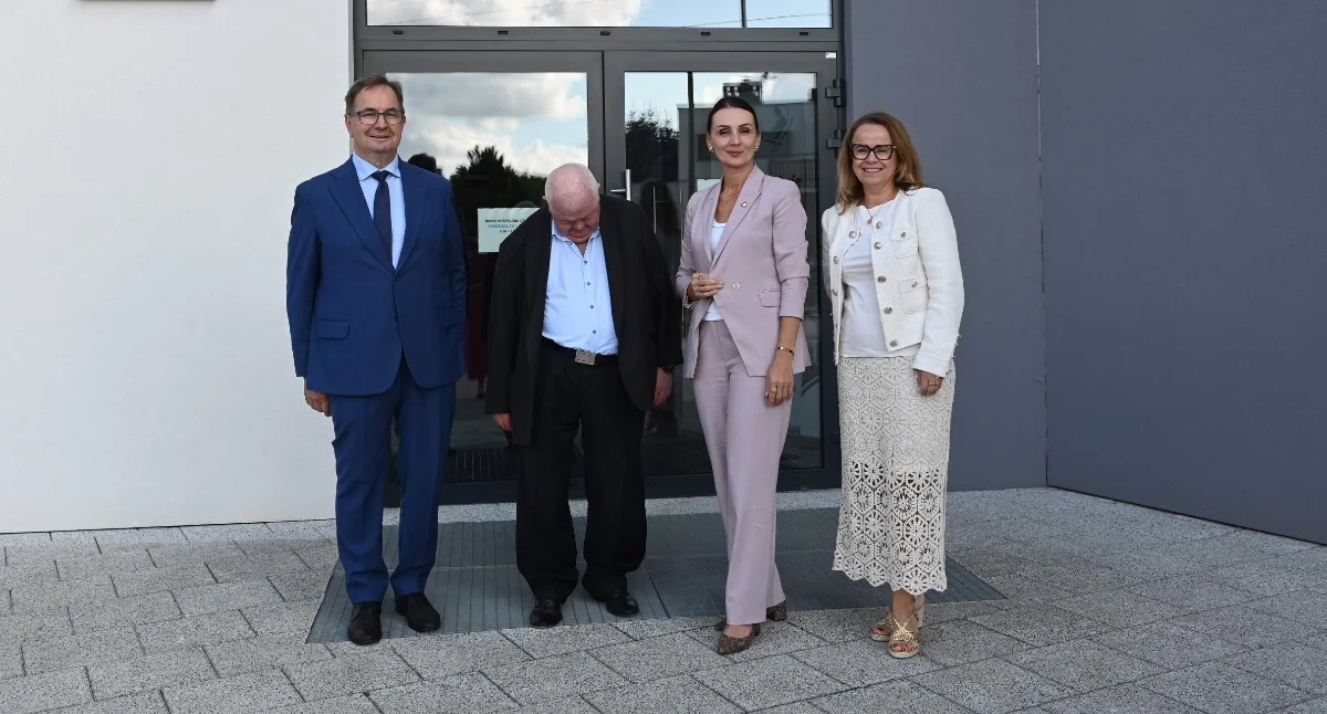 Organizacje pozarządowe, Wojewoda poseł odwiedzili kartuskie hospicjum „Nie możemy tematu uciekać” - zdjęcie, fotografia