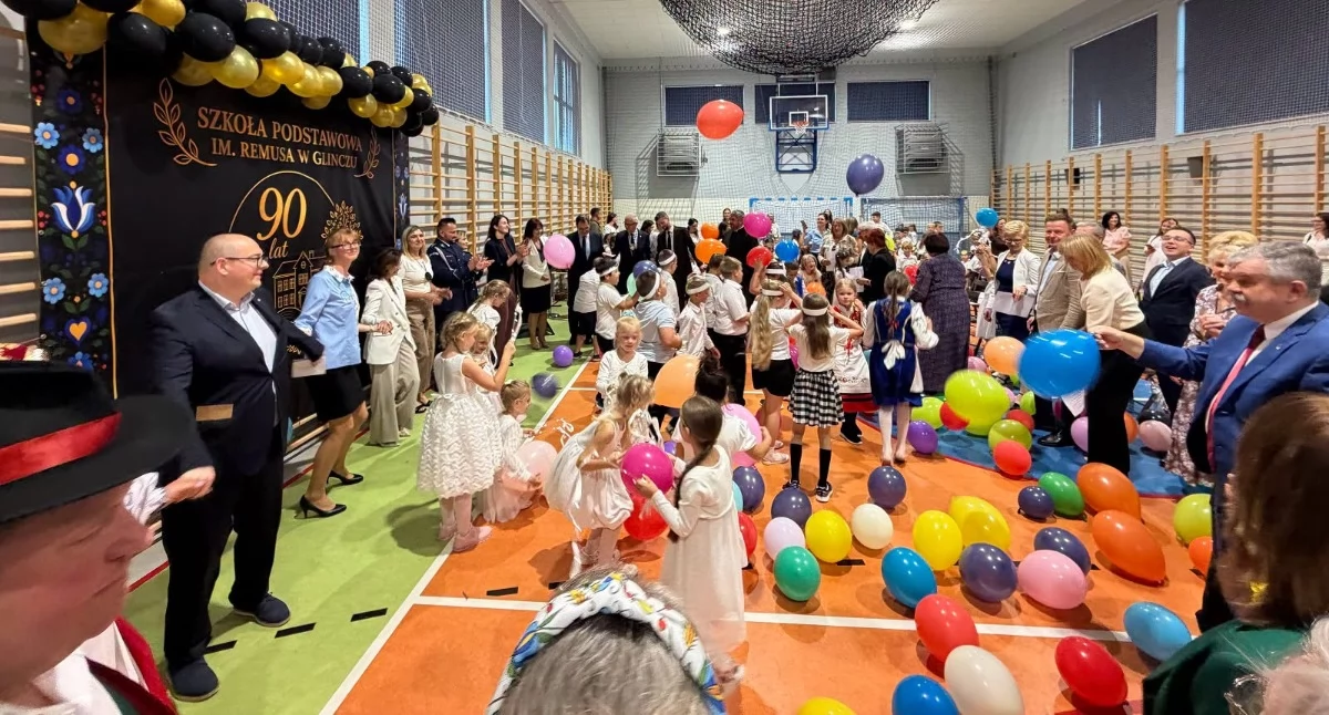 Szkoły podstawowe, Szkoły Podstawowej Remusa Glinczu Jubileusz pełen wspomnień wzruszeń - zdjęcie, fotografia
