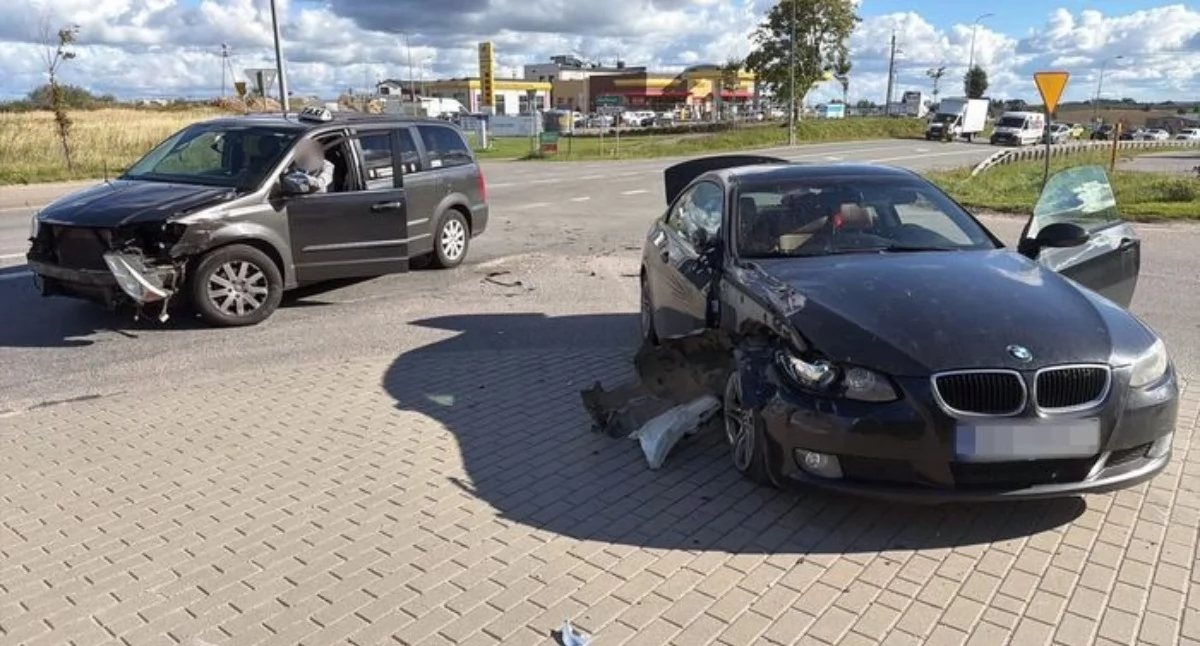 Wypadki, Zderzenie Chryslera Małkowie latka trafiła szpitala - zdjęcie, fotografia