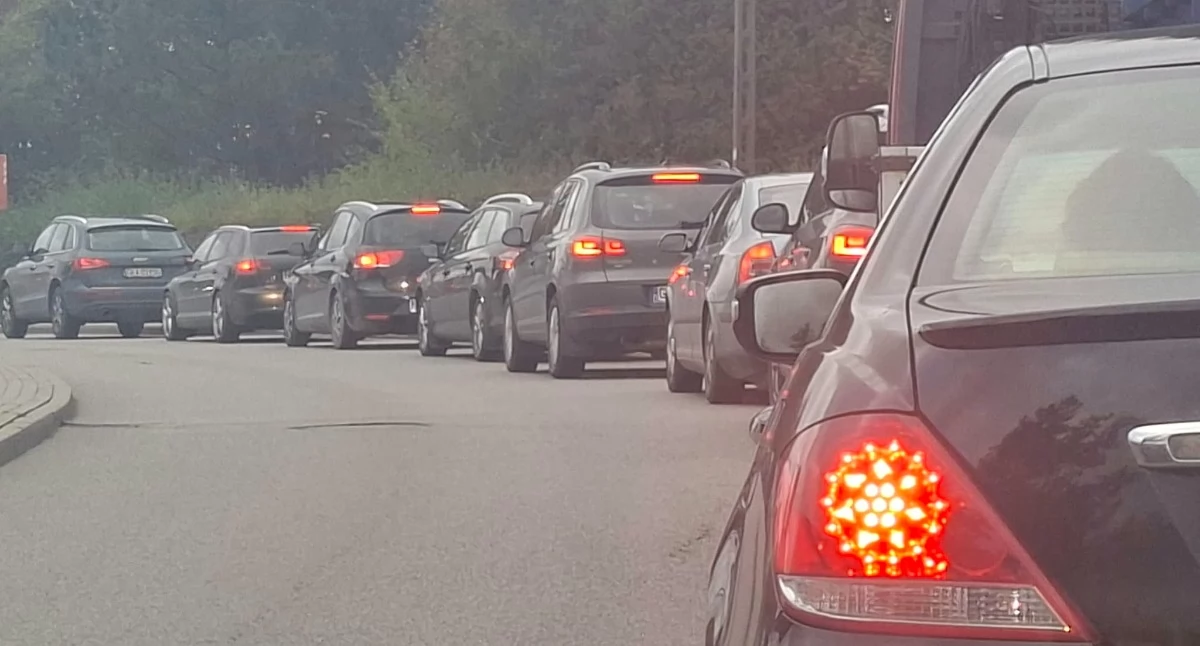 Wieści z samorządów, Paraliż komunikacyjny Kartuzach Potężne korki zamknięciu ulicy Gdańskiej - zdjęcie, fotografia