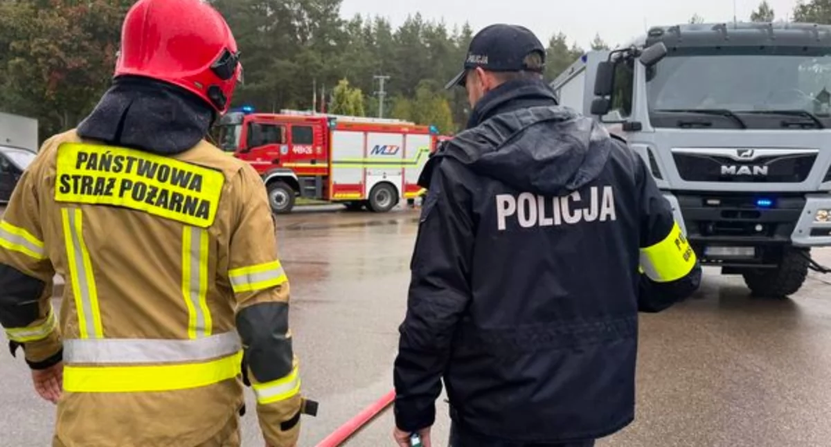 Ćwiczenia służb, Alarm Sierakowicach Podejrzana paczka ewakuacja obława lesie - zdjęcie, fotografia