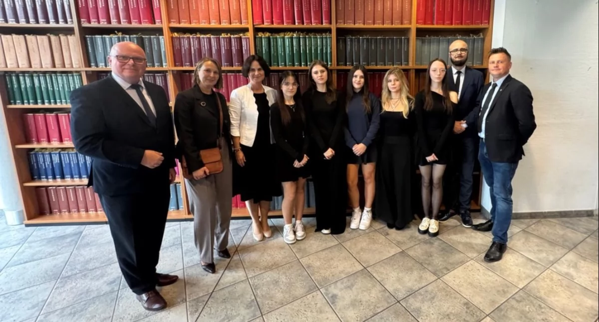 Szkoły średnie, Historyczny sukces szkoły Sierakowic dołącza grona ambasadorów Parlamentu Europejskiego - zdjęcie, fotografia