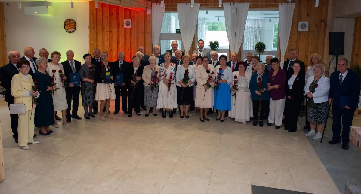 Seniorzy, Ponad seniorów świętowało Sulęczynie Uhonorowano wieloletnim stażem małżeńskim - zdjęcie, fotografia