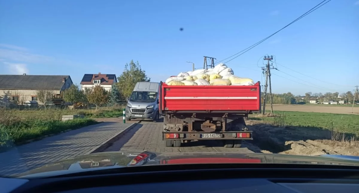 Interwencje, Niebezpiecznie drodze Lnisk Czapli Mieszkańcy alarmują wystarczy chwila doszło tragedii - zdjęcie, fotografia