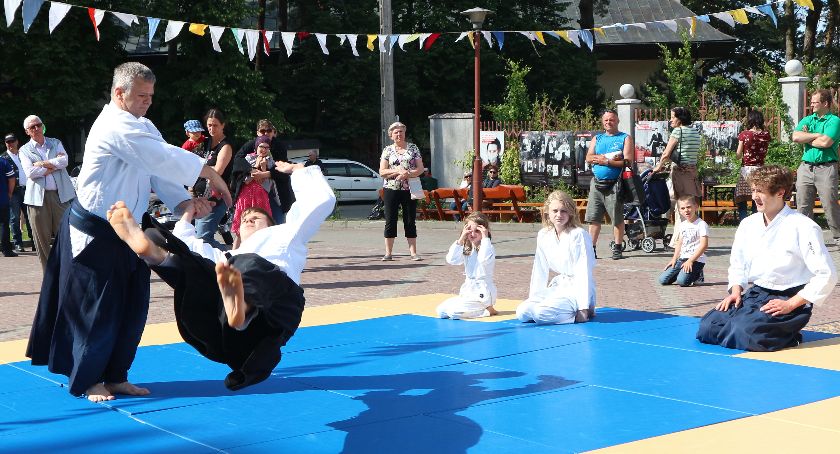 Zdjęcie Robert Gembal wykonuje technikę Aikido