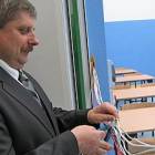 Wiązka przewodów zamiast wstęgi. Na zdjęciu dyrektory szkoły Henryk Grablowski /fot. pio