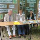 Stoisko Stowarzyszenia Rozwoju Ziemi Mirachowskiej. W środku - Maria Okrój, sekretarz...
