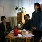 Przedstawiciele KPP w Kartuzach oraz pani dyrektor MiPBP, Kazimiera Nowicka