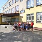 Uczestnicy obozu tanecznego przed stężycką szkołą /fot. Longina Templin