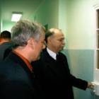 Burmistrz gminy Żukowo, Albin Bychowski ogląda wyremontowane pomieszczenie dla osób...