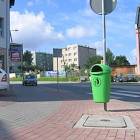 Znak ze śmietnikiem na środku ścieżki rowerowej przy Rondzie Kartuzów /fot. pio