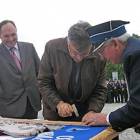 ... oraz przewodniczący rady miejskiej Jerzy Pobłocki  podczas wbijania symbolicznego...