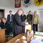 Głos do urny wrzuca radny Zbigniew Treder  /fot. Longina Templin