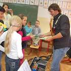Dzieci podziękowały za lekcję muzyki, wręczając gościowi laurkę z życzeniami i...