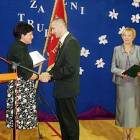 Nagrodę z rąk burmistrz Mirosławy Lehman odbiera dyr. Dariusz Zalewski /fot. Wioleta...