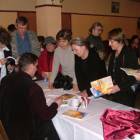 Podczas rozdawania autografów, autor przeżył istne oblężenie /fot. arch. UG Żukowo