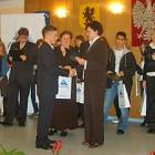 Zapaśnik Jakub Serkowski otrzymuje list gratulacyjny /fot. wiola