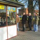 Kolejka marzycieli przed kolekturą obok dworca PKS-u w Kartuzach /fot. Wiola