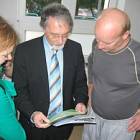Burmistrz miasta Hamminkeln Holger Schlierf wręczył broszurę wójtowi Zbigniewowi...