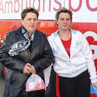 Zofia Gołąbek (z lewej) z koleżanką po wyjściu z ambulansu /fot. Longina Templin