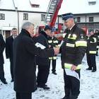 Burmistrz Albin Bychowski przekazuje kluczyki do nowych samochodów /fot. Longina Templin