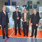 Statuetkę i symboliczną różę otrzymał sponsor Roman Jażdżewski (drugi z prawej) /fot....
