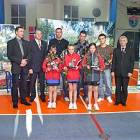 Najpopularniejsi sportowcy z przedstawicielami władz samorządowych /fot. Longina Templin