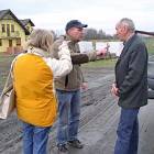 Kazimierz Turzyński (w środku) upomina się o płyty na wjeździe ulicy /fot. Longina Templin