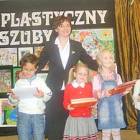 Hanna Pionk, zastępca burmistrza Kartuz z najmłodszymi laureatami konkursu /fot....