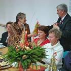 Gertruda Skierka otrzymuje upominek od burmistrza /fot. nadesłał UG Żukowo