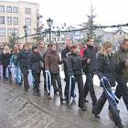 Kolorowy korowód maturzystów na kartuskim Rynku /fot. Wioleta Ciegert