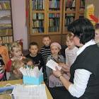 Dzieci z zaciekawieniem wysłuchały informacji, które przekazała im Hanna Grzenkowska...