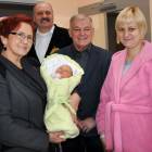 Eliza Kotłowska z mamą oraz starostą kartuskim Janiną Kwiecień, przewodniczącym Rady...