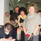 Eugeniusz Pryczkowski wpisuje dedykację /fot. nadesłał UG Żukowo