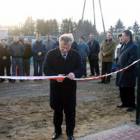 Wójt Andrzej Wyrzykowski przecina wstęgę