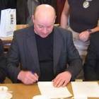 Zbigniew Roszkowski, wójt gminy Chmielno, podpisuje dokumenty /fot. MP