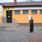 Dyrektor Beata Koszałka przed swoją szkołą /fot. Longina Templin