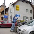 Jerzy Pontus kończył instalowanie tablicy z numerami komórkowymi /fot. Longina Templin