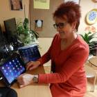Dyr. Danuta Rzepka prezentuje nowe tablety /fot. Longina Templin