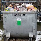 Pojemnik na szkło... tylko co tam robią foliowe siatki?! /fot. Anna Kędzierska