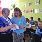 Stefania Socha uczy hatowania Lucynę Potrykus /fot. Longina Templin