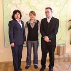 Natalia Bieszke z Violettą Karnowską, dyr. ZS w Pomieczynie i nauczycielem Kornelem...
