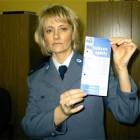 Iwona Kuczyńska, oficer prasowy KPP w Kartuzach pokazuje ulotkę promocyjną firmy VIGO